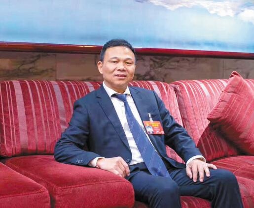 強(qiáng)電網(wǎng)優(yōu)服務(wù) 推動(dòng)城鄉(xiāng)一體化發(fā)展——訪全國(guó)人大代表、奧克斯集團(tuán)有限公司董事長(zhǎng)鄭堅(jiān)江