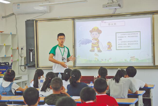 郝明?。簬椭嗳?傳遞更多溫暖