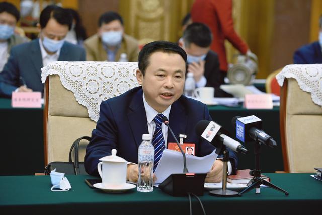 【兩會好聲音】全國人大代表、天能控股董事長張?zhí)烊危和苿印犊稍偕茉捶ā沸抻?，保障國家能源安? /></a></div>
				<div   id=