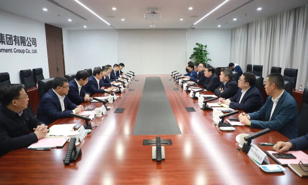 中國電氣裝備黨委書記、董事長白忠泉會見上海市靜安區(qū)委書記于勇