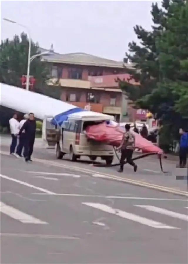 黑龍江一面包車被風(fēng)電機(jī)葉片刺穿，知情人：車上載有7人